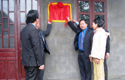 Hội LHTN Việt Nam trao 10 “Nhà nhân ái” tặng các hộ nghèo